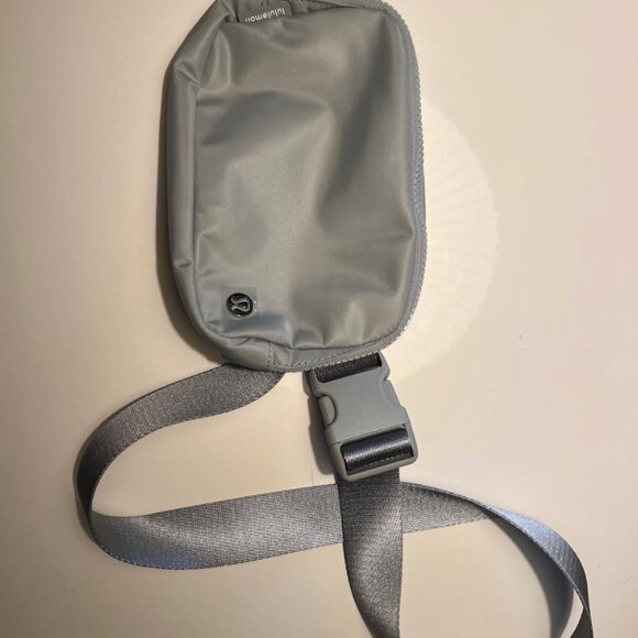 Lululemon Everywhere Belt Bag *Extended Strap - Picture 2 of 6